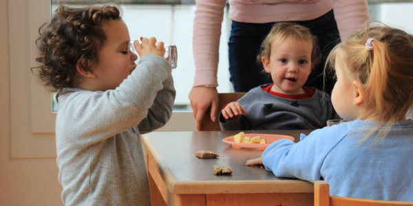 Kinder beim Zvieri