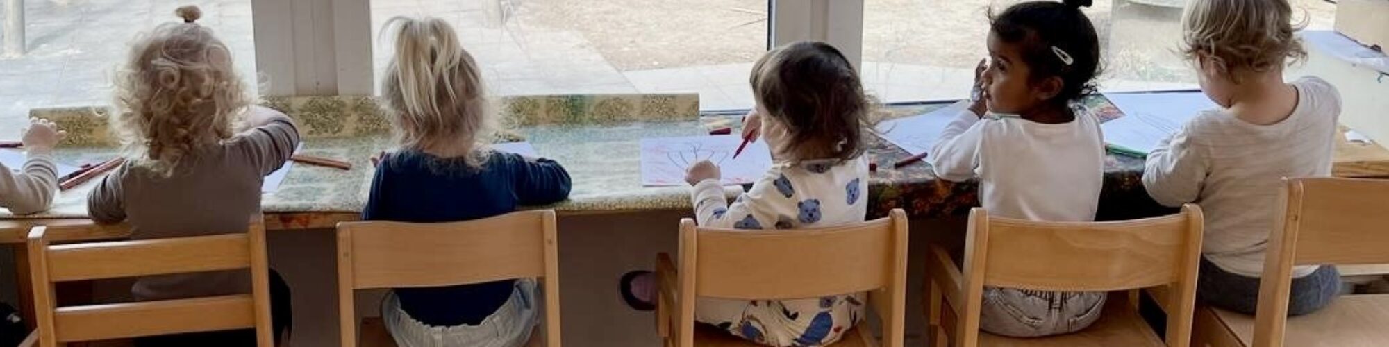 Dekoratives Headerbild mit Kindern aus der Bärätatze